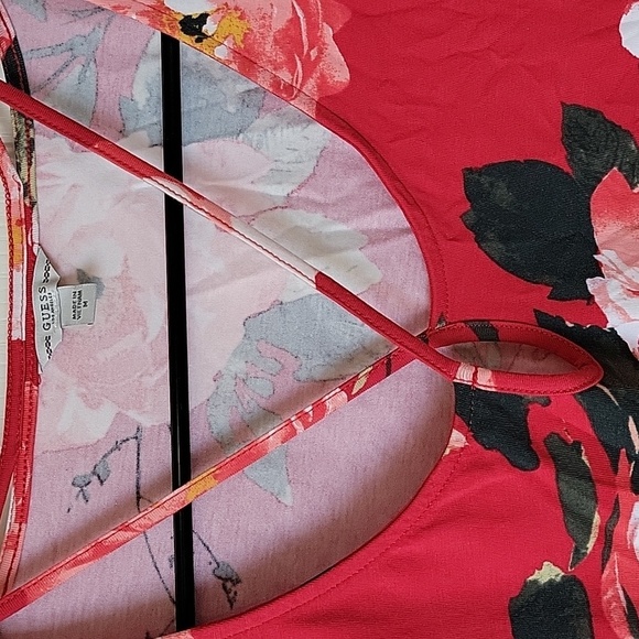 Guess red floral top NWT size M - Picture 9 of 15